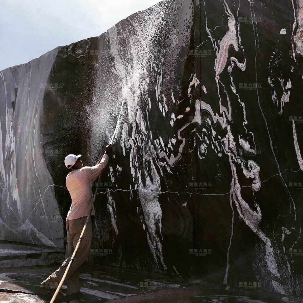 豐聖大理石介紹，巴西進口石材富含礦物質，結晶成分有雲母、水晶、碧璽、石英岩等，閃耀天然光澤。-06